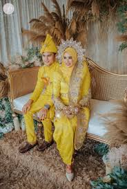 Kami menyediakan perkhidmatan sewa baju nikah , sanding songket dan wedding dress utk pengantin dengan harga murah dan berpatutan di area bangi, putrajaya , kajang dan nilai. Baju Sanding Songket Kuning Diraja Muslim Brides Malay Wedding Dress Traditional Wedding Dresses