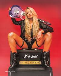 Sophie Lloyd Topless and Sexy Photo Collection - Fappenist