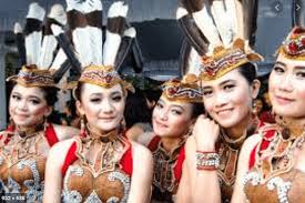 Sedangkan bahan yang digunakan untuk membuat alat musik ini dari bahan kayu. Suku Dayak Sejarah Kebudayaan Tarian Alat Musik Adat