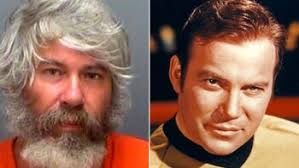 Lo arrestaron por masturbarse en una parada de autobús y dijo que era "el  capitán Kirk"