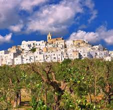 Astynéon) is a city and comune, located about 8 km from the coast, in the province of brindisi, region of apulia, italy. Apulien In Ostuni Auf Der Suche Nach Dem Besten Olivenol Welt