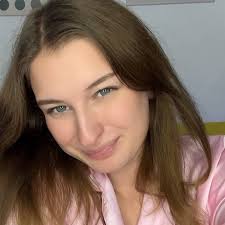 Auf deutsch sagt man: „Jeder hat sein Päckchen zu tragen. Aber Franz Kafka  sagte mal : "Wir leben alle in der gleichen Nacht, aber wir haben alle  unsere eigene Dunkelheit."