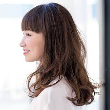 50代の髪型 ロングヘア 長さキープだからこそ動きで洗練度の更新をしたい 2021 ロングヘア ヘアスタイリング 髪型