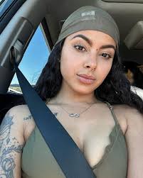 Jessica Braga's Instagram, Twitter & Facebook