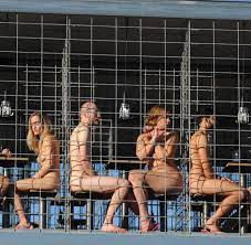 Protest: Nackt im Gitterkäfig - Bilder & Fotos - WELT