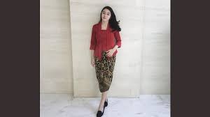 Payet, memilih kebaya sesuai bentuk tubuh, model kebaya untuk tubuh pendek, kebaya zaman dahulu, kebaya atas bawah, model kebaya bahan katun, kebaya kuthu baru, kebaya kutubaru, kebaya paling cantik, kebaya berasal dari daerah, kebaya tempo dulu, model batik kutu baru. Model Model Kebaya Modern Untuk Tampil Kece Kepogaul