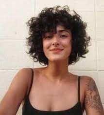 18 Teleia Xtenismata Gia Konta Katsara Mallia Short Curly Haircuts Curly Hair Styles Short Hair Styles