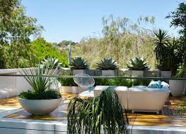 Pflanzkübel in terrakotta optik oder beton look erfreuen sich gerade bei der austattung der terrasse sehr großer beliebtheit. Grosse Pflanzkubel Effektvoll Im Garten In Szene Setzen