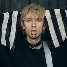 A partire dal 2014 lavora anche come attore. Blonde Don Machinegunkelly Twitter