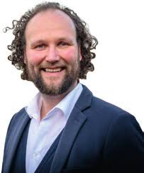 Bagger schafft Platz für Modulbauten