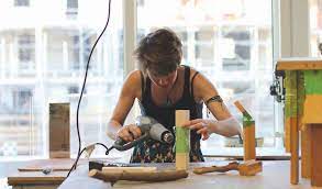 Pereka perindustrian mencipta produk pembuatan seperti kereta, bot, perkakasan pereka bentuk diri boleh bekerja pada waktu malam dan hujung minggu untuk menampung jadual pelanggan. Idea Unik Pereka Muda