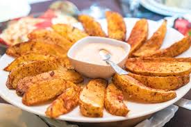 Fríe una montaña con tus propias papas fritas frescas y deliciosas. Patatas Fritas Con La Salsa Mexicana En La Placa Foto De Archivo Imagen De Picante Caliente 121879642