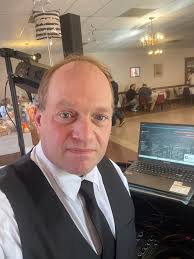 Hi! I'm new here. Lauren, 42, autistic level 1. I also have bipolar, severe  anxiety, type 1 diabetes and chronic myeloid leukemia. In the mom to 2  teenagers and I recently got