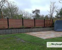 Die elemente der nur 11 6 cm tiefen lärmschutzwand werden aufeinander montiert mit einem isolationsband zwischen sicht larmschutzwande schallschutzwande www sichtschutz schallschutz ch in 2020 schallschutz sichtschutz garten selber bauen. Gartenzaun Und Mauer Meykopff Lubeck