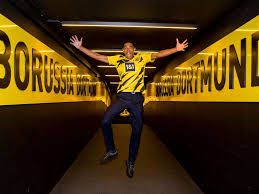 Jude bellingham warms up before birmingham city's efl championship match against brentford at griffin park on 3 august 2019. Jude Bellingham Bvb Warum Er Sich Gegen Den Fc Bayern Entschied Bvb 09