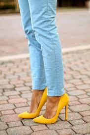 Quelle que soit sa déclinaison, la couleur jaune est tendance. La Couleur Moutarde Une Tendance Rayonnante En 64 Photos Archzine Fr Escarpins Talons Chaussures Jaunes