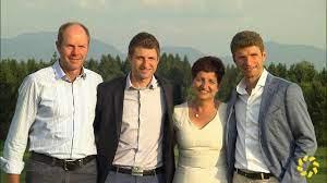 This is the official thomas müller instagram account. Thomas Muller Mit Seiner Familie Beim Golfturnier Youtube