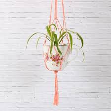 Version Simple D Une Jardiniere Suspendue En Macrame Decoratif Ce Projet Est Ideal Pour Les Debutants Et Le Plant Hanger Creative Hobbies Macrame Plant Hanger