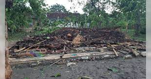 Cats record historic one poin. Tertimpa Rumahnya Yang Roboh Seorang Warga Kalitidu Bojonegoro Luka Luka Beritabojonegoro Com