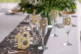 Vous y trouverez tous les éléments nécessaires à la réalisation d'une décoration d'anniversaire : Confettis De Table Anniversaire 70 Ans Paillete Or