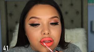 Bizar! Deze vrouw doet 100(!) lagen liquid lipstick over elkaar