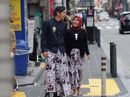Yang menawarkan paket fotografi profesional murah dan berpengalaman. Viral Calon Pengantin Foto Prewedding Di Jepang Pakai Baju Adat Jawa