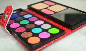 Vamos conversar um pouco sobre a paleta jasmyne 3d, meu primeiro contato com ela foi através dica: Mini Paleta De Sombra Po E Blush Da Jasmyne Pausa Para Feminices