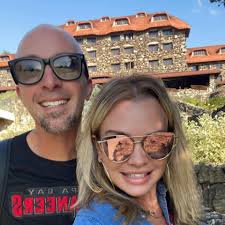 Where are good places to play pickleball in downtown area?