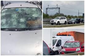 Parabrezza in frantumi, carrozzerie ammaccate e tanta, tanta paura. Dhv6mhloo5 Kem