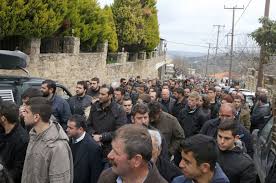 Ο μίλτος πασχαλίδης και ο γιώργος νταλάρας τραγουδούν το ποίημα του μάνου ελευθερίου στη χώρα των αθώων, αφιερωμένο στο παιδί που δεν πρόλαβε ποτέ να μεγαλώσει. Ta Tragika Logia Twn Goniwn Toy Baggelh Giakoymakh Sthn Khdeia
