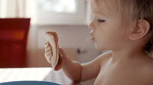 Criança comendo à mesa filme. Vídeo de childproof, grosso