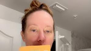 Amazon.com: L'Oreal Paris Sublime Bronze Self Tanning Towelettes,  Streak-Free, Natural Looking Tan, 6 ct