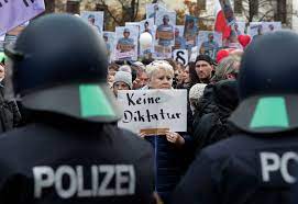 Maybe you would like to learn more about one of these? V Germanii Tysyachi Lyudej Vyshli Na Miting Protiv Popravok V Zakone O Karantine Policiya Razgonyala Tolpu Vodometami Gromadskoe Televidenie Gromadskoe Televidenie
