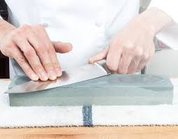 Batu asah alam lebih nyaman saya gunakan ketika mengasah pisau bahan baja per (carbon steel) dengan waktu mengasah yang rileks dan dilanjutkan dengan stropping. Tajamkan Mata Pisau Bukan Dengan Batu Asah Je Banyak Cara Lagi Kita Boleh Buat Keluarga