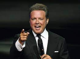 Michelle salas, la hija del famoso cantante mexicano luis miguel nos muestra en instagram lo mucho que viaja por el mundo pasándosela muy bien y comprando sombreros de todos los estilos. La Historia De Padre E Hija De Luis Miguel Y Michelle Salas La Opinion
