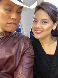 Que SUERTE tienen los FEOS, PRIETOS, DESNALGADOS Y PATAS SECAS. Hoy me toco  sentarme con una MAMACITA en el avión ✈️ 😘 💋 Síguenos en instagram  #elcharroylamayrita