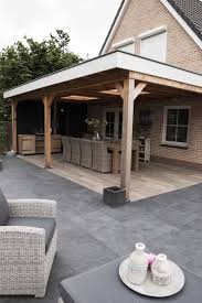 heerlijk genieten van het buitenleven onder een douglas houten overkapping en het terras voorzien van prachtige keramis pergola patio tuintegels tuin nieuwbouw
