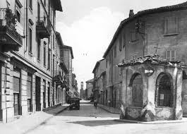 Via Conte Rosso E Ancora Piu O Meno Cosi Tra Don Camillo E Peppone Eh Trovate Un Negozio Di Abbigliamento Vintage E Almeno Un Milano Foto Vintage Immagini