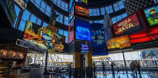 Jadi kebetulan pagi pagi tadi udah dateng duluan dan yup masih agak sepi sih pas jadi dari segi permainan, wahana itu ga segede dan selengkap yang di bandung. Trans Studio Bandung Indonesia Sirb Travel Tours