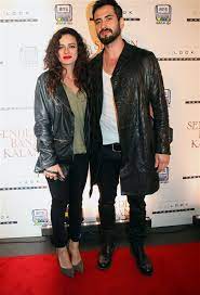 Bunun üzerine sevgilisi burak yamantürk'ün hayatı merak edildi. Ozge Ozpirincci Burak Yamanturk What S Left Of You Premiere Famousfix