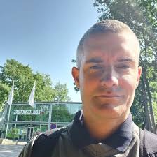 Voici le milliardaire américain Mark Davis, âgé de 69 ans. Il a déclaré que  sa fiancée de 26 ans ne savait pas qu'il était milliardaire et qu'elle  était juste attirée par son