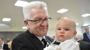 Cerca nel più grande indice di testi integrali mai esistito. Winfried Kretschmann Grune Frau Kinder Vfb So Tickt Der Ministerprasident Baden Wurttemberg