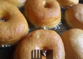 A samu kwano me tsafta, a zuba condensed milk, sai a kawo wannan madarar garin a zuba a juya, sosai sai a ɗiga vanilla flavour a juya. How To Cook Appetizing Soft And Fluffy Donuts Cooking Blog Daily