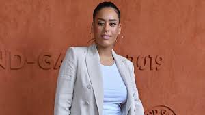 Amel bent avec son album instinct son meilleur les temps qui courent très bon morceau enfin les morceaux de l'album sont bien produit belle ablum de amel. Ungeknopftes Hemd Und Sichtbarer Bh Verfuhrt Amel Bent Ihre Fans Foto Nach Welt