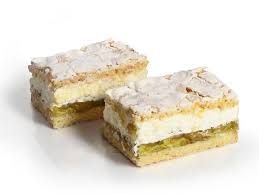 Sehenswürdigkeiten und shoppingmöglichkeiten sind vom hotel domspitzen in nur 5 gehminuten zu erreichen. Kuchen Sortiment
