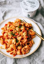 Creamy Cajun Veggie Pasta An Easy Veggie Packed Pasta Made With A Simple Yogurt Based Cajun Pasta Sauce Vegetaria Veggie Pasta Easy Veggie How To Cook Pasta