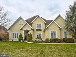 1154 S Bristol Drive Lititz Pa 17543 Location Location Location In The Heart Of Manheim Township Bright Open Floor Maple Floors Lititz Staggered Cabinets