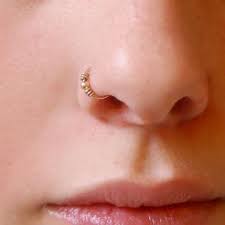 3 months after the perforation, you can switch to other types of piercings, like the ring. Nostrilpiercing Stechen Angsthase Angst Schmerzen Tipps