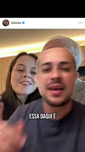 Adolescente De Outro País Fazendo Homenagem Como Cartazes Do Nikolas