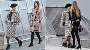 Durante il finale della sfilata al grand palais, la youtuber marie s'infiltre è riuscita a irrompere sul catwalk ma è stata prontamente raggiunta dalla top model. Chanel Show In Paris Von Youtuberin Gestort Das Steckt Dahinter Stern De